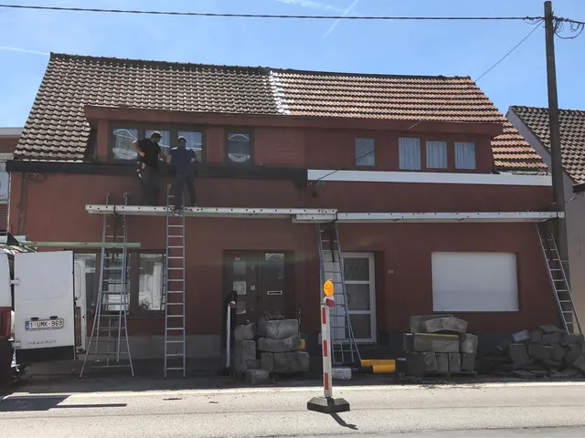 Renovation complete d une toiture en tuiles terracotta sur facade en briques rouges par l equipe KToit. Chantier Morlanwelz, region Centre & Hainaut. Renovation toiture en tuiles terracotta par equipe KToit sur maison briques rouges, region Morlanwelz Hainaut