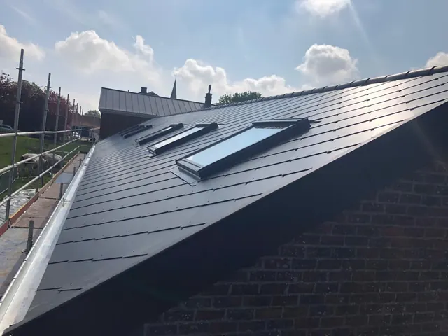 Toiture neuve en ardoise naturelle avec trois fenetres de toit Velux. Realisation KToit, savoir-faire couvreur Morlanwelz. Toiture neuve en ardoise avec trois Velux poses par KToit, finition couvreur Morlanwelz Hainaut